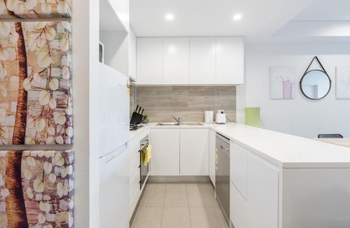 Homebush Apartment | BRAND NEW! 1BR + Study Apt in Homebush Sleeps 5
