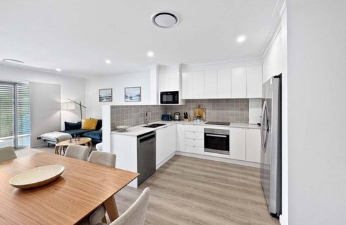 Wagga Wagga Apartment | Brand new lux 3 bedroom townhouse located opposite the Wagga Wagga Racecourse.