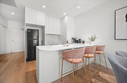 Mitchelton Apartment | Brand-New Premium Retreat|Pool &Gym| Parking|Train