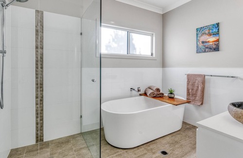 Wamberal House | Brand New - Sleeps 12, walking distance to Wamberal Beach