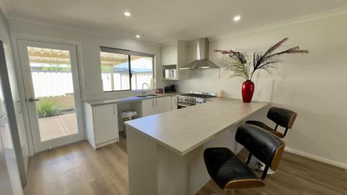 South Kalgoorlie House | Brand-New Unit in a Modern Complex – Your Perfect Getaway!