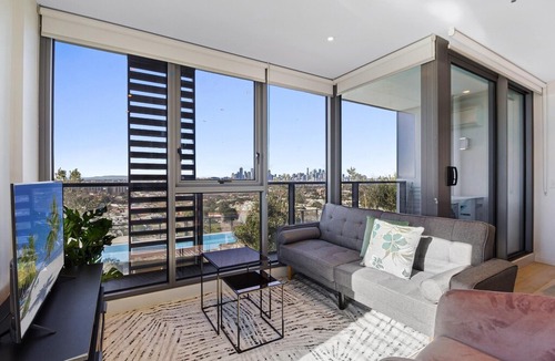 Flemington Apartment | Breathtaking Unit With City And Racecourse Views