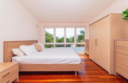 Balmoral House | Breezy 4 Bedroom Queenslander in Balmoral