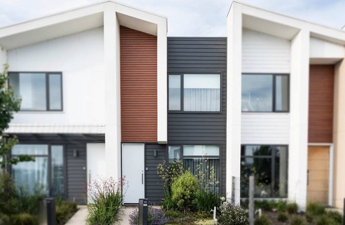 Torquay Apartment | Breezy coastal townhouse near park and shops