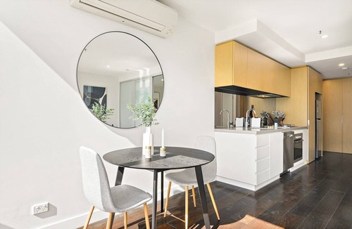 Flemington Apartment | Bright 1BR Apartment Near Maribyrnong River