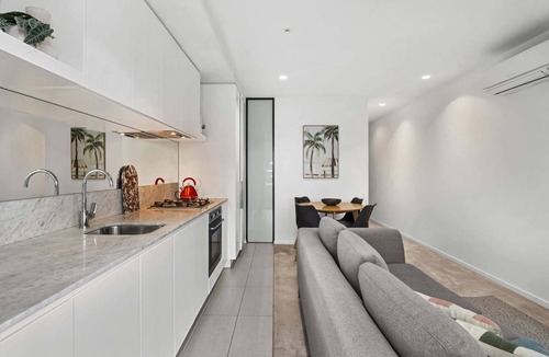 South Melbourne Apartment | Bright 2-Bed Apartment Near South Melbourne