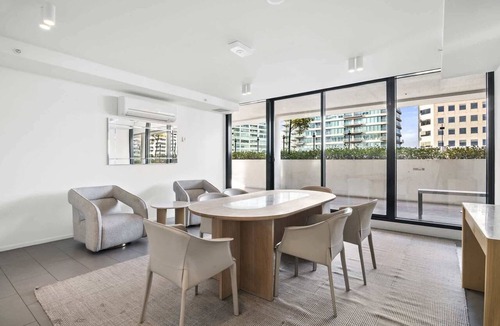 South Melbourne Apartment | Bright 2-Bed Apartment Near South Melbourne