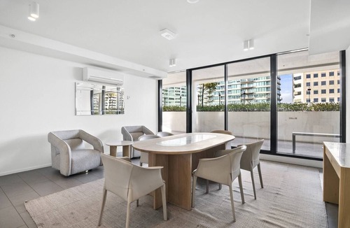 South Melbourne Apartment | Bright 2-Bed Apartment Near South Melbourne