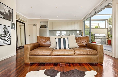 Northcote Apartment | Bright 2-Bed Apartment with BBQ Patio