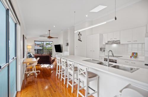 Annerley House | Bright 3-Bed Home in Leafy Annerley