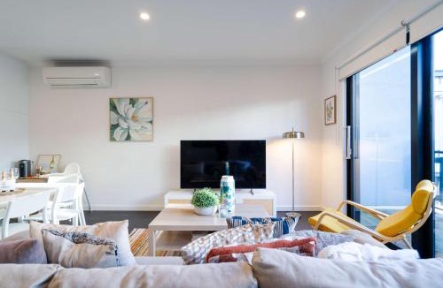 Port Melbourne House | Bright 3 level townhouse