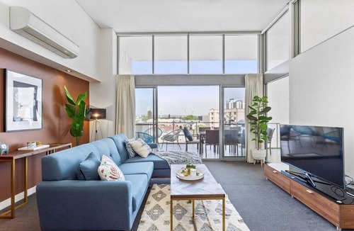 East Perth Apartment | Bright 3bdrm City Skyline views CATBus,WACA,Optus