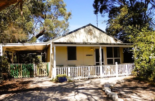 American River Cabin | Bright and cozy 2-bedroom holiday home for short or long stays!