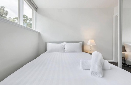 Hawthorn Apartment | Bright and Modern Space with a Balcony and Parking