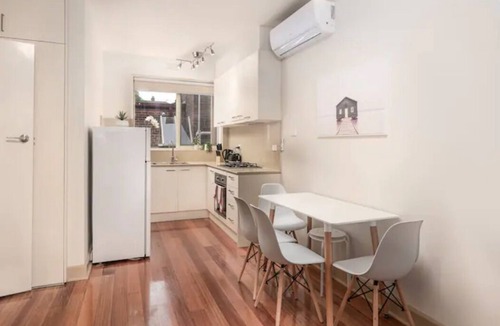 Balaclava Apartment | Bright & Comfy 2 Bedroom St Kilda East Apartment