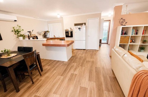 Clarkson House | Bright & Cosy 3BR: Fire Pit, Garden, Pet friendly!