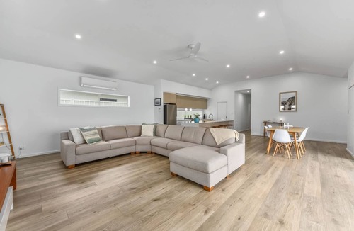Waterhouse House | Bright & Easy - Avail. Oct LWknd - Pet Friendly Outside 7 Cobb n Co Way Robe