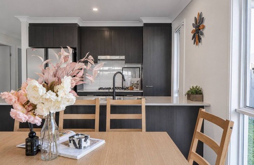 Pimpama House | Bright Family Retreat Near Theme Parks - Holiday Home