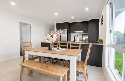 Pimpama House | Bright Family Retreat Near Theme Parks - Holiday Home