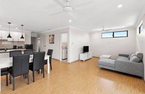 Bungalow Apartment | BRIGHT NEW 2BR APARTMENT FOR SMALL GROUPS CAIRNS
