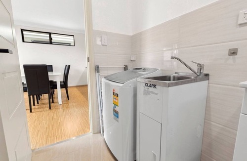 Bungalow Apartment | BRIGHT NEW 2BR APARTMENT FOR SMALL GROUPS CAIRNS