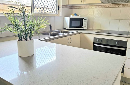 Redlynch House | Bright & Spacious Family House in Redlynch, Cairns - Close To All Amenities