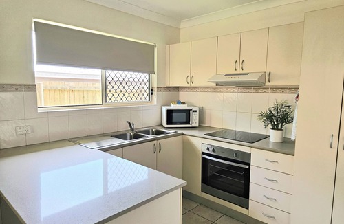 Redlynch House | Bright & Spacious Family House in Redlynch, Cairns - Close To All Amenities