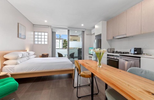 Coogee Apartment | Bright Studio with Balcony near Coogee Beach