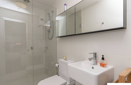 Abbotsford House | Bright stylish inner-city apartment by the river