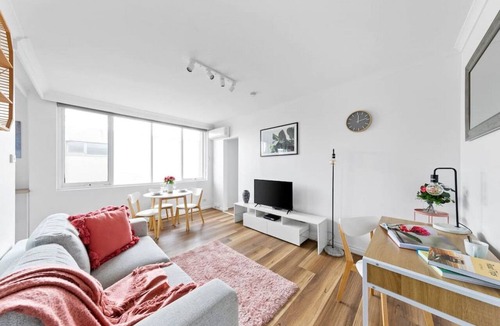 Balaclava Apartment | Bright & Sunny Oasis