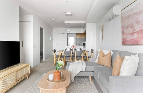 Abbotsford House | Bright Yarra Side 2BR, Modern Comfort & City Vibes