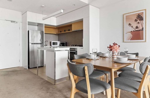 Abbotsford House | Bright Yarra Side 2BR, Modern Comfort & City Vibes
