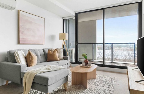 Abbotsford House | Bright Yarra Side 2BR, Modern Comfort & City Vibes