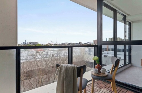 Abbotsford House | Bright Yarra Side 2BR, Modern Comfort & City Vibes