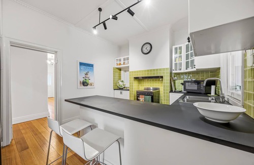 Stawell House | Brighton Belle — Mid-Century 2BR Home, Split Bath, Walk to Station & Main St