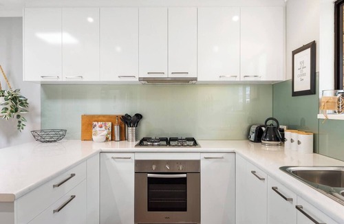 Brighton Apartment | Brighton Escape Seaside Living near Dining and Jetty