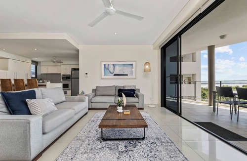 Darwin City Centre Apartment | Brilliant Harbour Views & Lap Pool: walk to shops