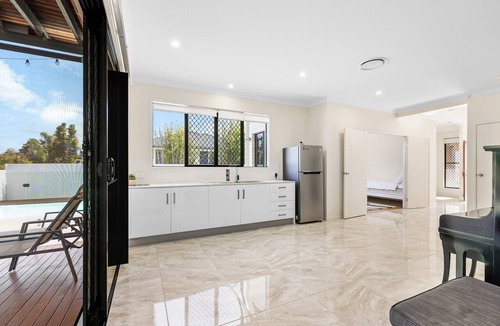 Wynnum West House | Brisbane's Best Large-Group Home | 6BR | Pool, Sauna & Gym | Sleeps 14