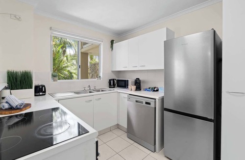 Broadbeach Apartment | Broadbeach | 2Min to Beach | Pool | Free Parking