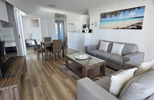 Broadbeach Hotel | Broadbeach Holiday Apartments, Store 19