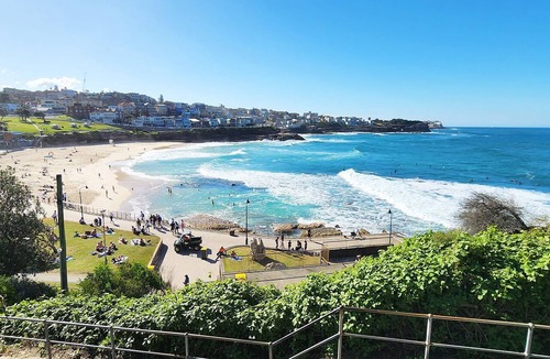 Bronte Apartment | Bronte Beach Coastal Escape. 200 Steps to Bronte Beach. 2 bedrooms + 1 bathroom.