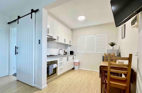 Bronte Apartment | Bronte studio w/water views Sydney's Best Suburb