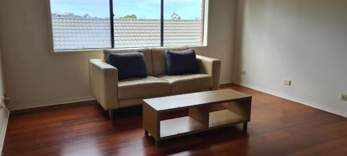 Manor Lakes House | Budget Friendly Short Stay 2B
