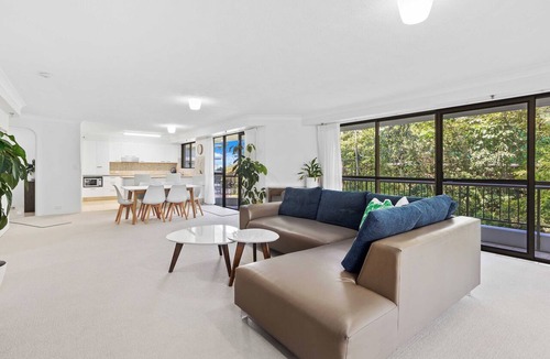Burleigh Heads Apartment | Burleigh Headland 2 Bedroom Stay, just a stones throw from the beach!