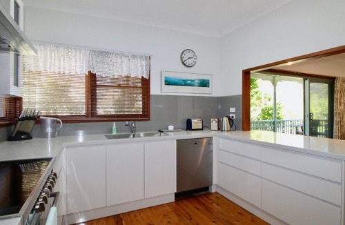 Huskisson House | Burrill's Cedar Cottage by Book Jervis Bay - Walking Distance to Water
