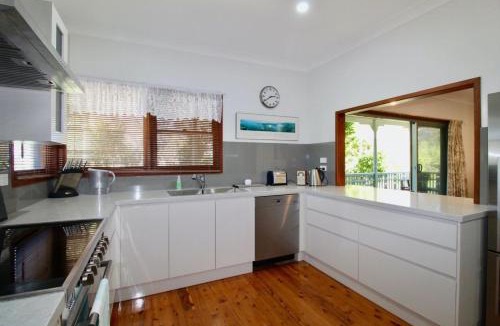 Huskisson House | Burrill's Cedar Cottage by Book Jervis Bay - Walking Distance to Water