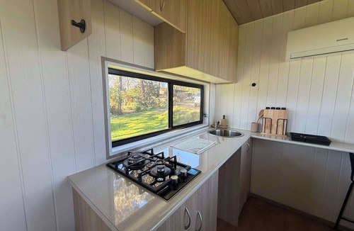 Canoelands House | Bushland Views Tiny House: Fire Pit & Wilderness