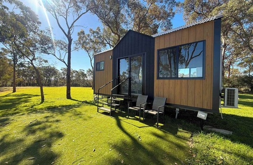 Canoelands House | Bushland Views Tiny House: Fire Pit & Wilderness