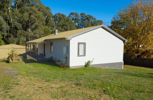 Buxton House | BUXTON BEAUTY - Central location, river views