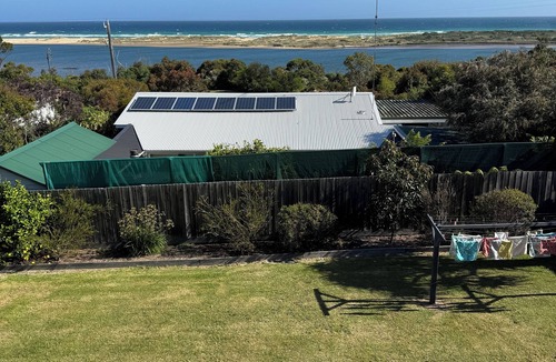 Marlo House | C Views- stunning River and Ocean Views